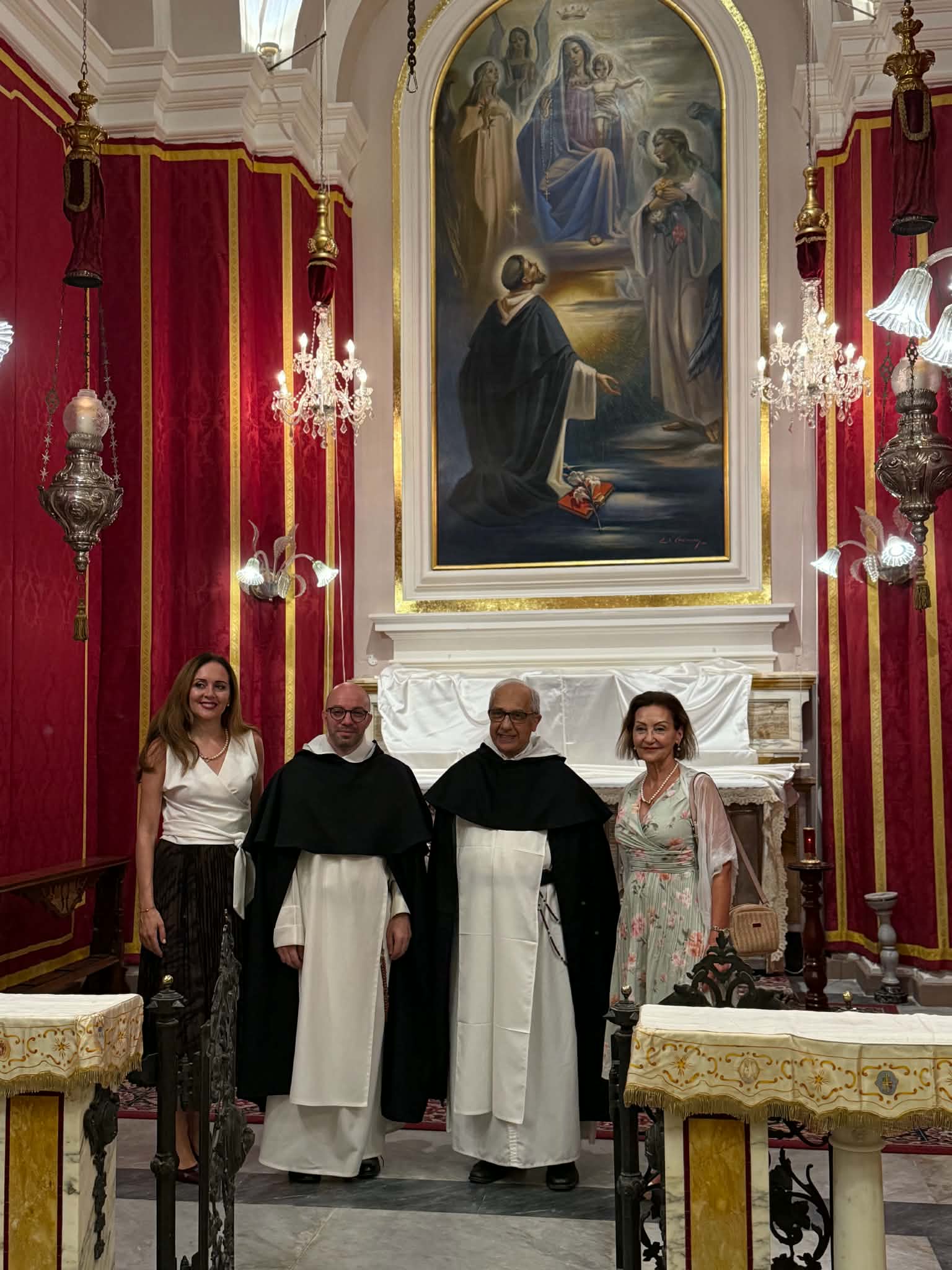 Il-Provinċjal P. Vince Micallef OP u l-Pirjol P. Aaron Zahra OP flimkien mas-Sinjura Valentina Lupo u t-tifla ta' Emvin Cremona.